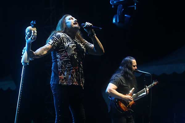 Aksi panggung vokalis Dream Theater James LaBrie dan gitaris Jhon Petrucci saat tampil menghibur penggemarnya pada konser bertajuk Top of The World Tour di lapangan parkir A dan B Stadion Manahan, Solo, Rabu (10/8/2022) malam. (Solopos/Nicolous Irawan)