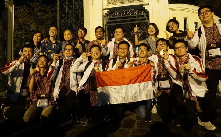 Tim International Olympiad In Informatics (IOI) Indonesia berfoto bersama seusai menerima medali setelah sepekan berjuang pada penyelenggaraan ke-34 IOI, Minggu (14/8/2022). (Istimewa/Dokumentasi Kemendikbudristek)
