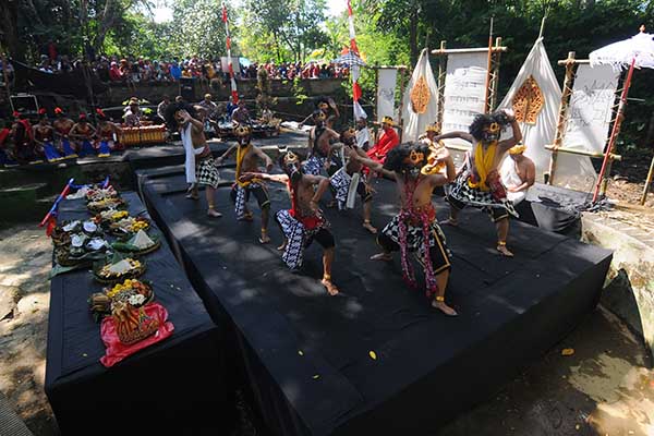 Peserta menampilkan teatrikal Lengser Keprabon Madeg Pandito saat Tradisi Iriban Tuk Ruwat Rawat Patirtan di Cabean Kunti, Cepogo, Boyolali, Jawa Tengah, Kamis (4/8/2022). (Antara/Aloysius Jarot Nugroho)