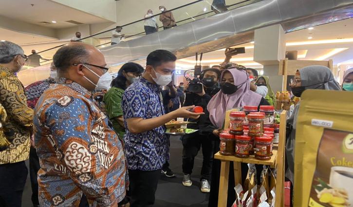 Wali Kota Solo Gibran Rakabuming Raka bersama Kepala Bank Indonesia Solo, Nugroho Joko Prastowo melihat produk UMKM seusai pembukaan Indonesia Shopping Festival (ISF) 2022 di Paragon Mall, Kamis (11/8/2022). (Solopos.com/Afifa Enggar Wulandari)