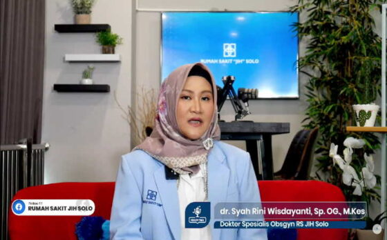 Dokter spesialis obsgyn Rumah Sakit (RS) JIH Solo, Syah Rini Wisdayanti, memberikan penjelasan dalam Health Talk RS JIH Solo yang disiarkan di Youtube SR JIH Solo, pada 15 Juli 2022 lalu. (Tangkapan Layar Youtube)