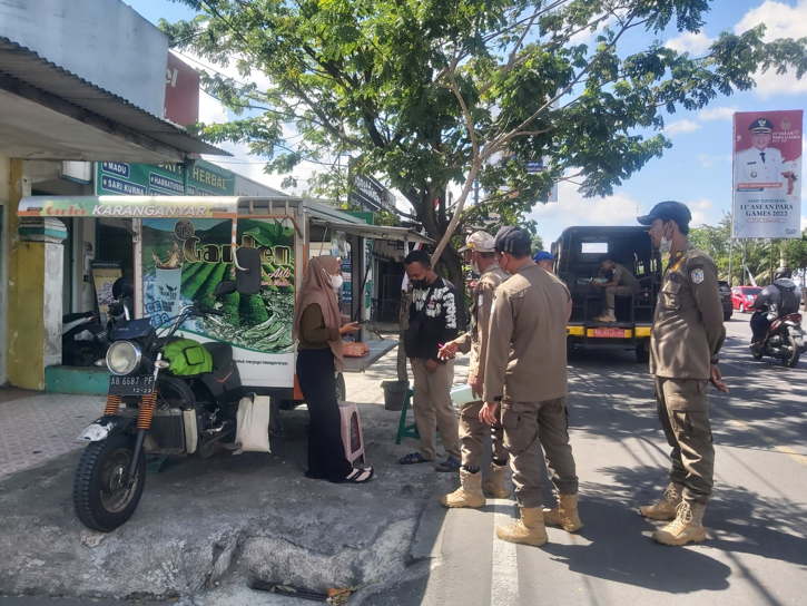 Nekat Jualan di Jl Lawu Karanganyar, PKL Kena Semprit Satpol PP