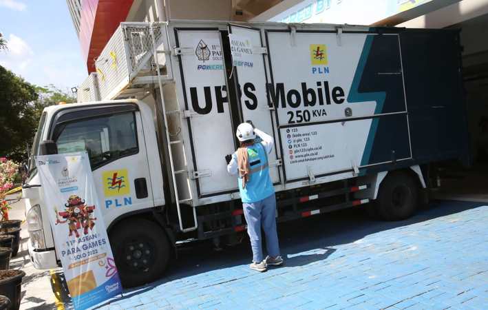 UPS mobile untuk mendukung layanan prima PLN pada konser Dream Theater di Stadion Manahan Solo, Rabu (10/8/2022). (Istimewa)