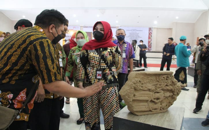 Bupati Klaten, Sri Mulyani, melihat salah satu koleksi museum yang dipamerkan dalam pameran keliling bertajuk Museum Dolan Klaten di Gedung Sunan Pandanaran kawasan RSPD Klaten, Kamis (4/8/2022). (Solopos.com/Taufiq Sidik Prakoso)