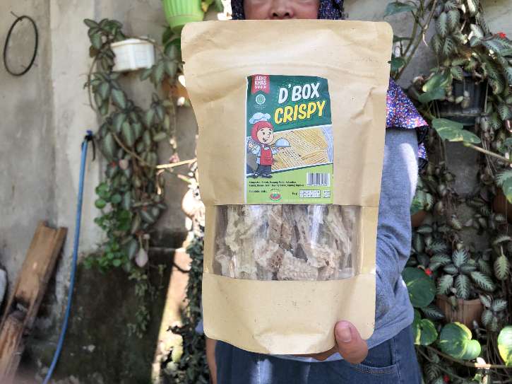 Herawati Utami Dewi, warga Desa Bendungan, Kecamatan Kedawung, Kabupaten Sragen menyulap pare hingga gedebok pisang menjadi olahan keripik dengan pangsa pasar skala nasional. (Solopos.com/Galih Aprilia Wibowo)