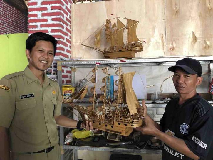 Kerajinan bambu di Desa Bendungan, Kecamatan Kedawung, Kabupaten Sragen dengan produk andalan miniatur kapal pinisi. Foto diambil Senin (1/8/2022). (Solopos.com/Galih Aprilia Wibowo)