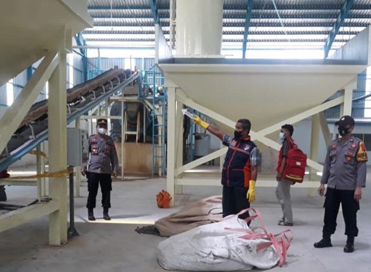Aparat Polres Sragen dan Polsek Sambungmacan melakukan olah kejadian perkara di pabrik bata ringan di Desa Banaran, Kecamatan Sambungmacan, Sragen, Rabu (10/8/2022). (Istimewa/Polres Sragen)