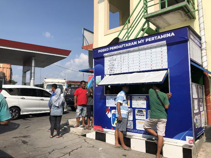 Situasi Posko pelayanan pendaftaran MyPertamina di SPBU Tunjungan di jalan Sragen-Ngawi, Dusun Kebayanan 1, Toyogo, Kabupaten Sragen, pada Selasa (30/8/2022). (Solopos.com/Galih Aprilia Wibowo)