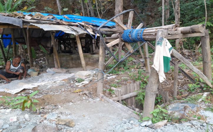 Sumur berkedalaman tujuh meter yang biasa digunakan Tarjo, 57, penambang emas di kaki Bukit Randu Kuning, Desa Jendi, Kecamatan Selogiri, Kabupaten Wonogiri, untuk mencari bongkahan batu mengandung emas. Foto diambil, Kamis (11/8/2022). (Solopos.com/Luthfi Shobri M)