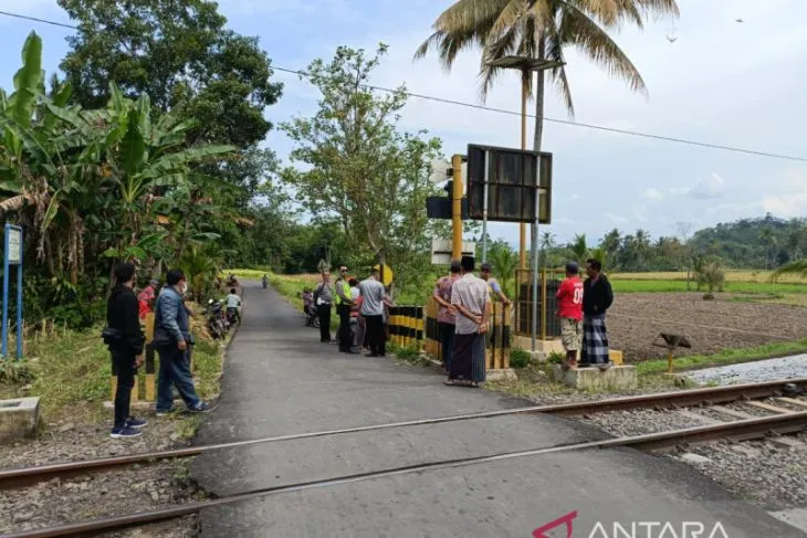 Pintu perlintasan liar kereta api tanpa palang pintu di Desa Sumberlesung, Kecamatan Ledokombo, Kabupaten Jember yang menyebabkan tiga orang meninggal akibat tertabrak KA Pandanwangi rute Banyuwangi-Jember, Sabtu (13/8/2022). (ANTARA/Zumrotun Solichah)