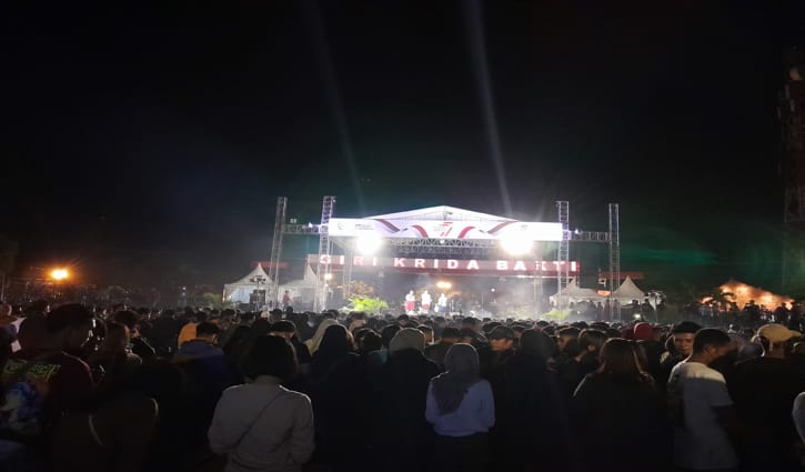 Kemeriahan penonton saat menonton grup musik OM PNS yang tampil di panggung Festival Agustus Merdeka 77 di Alun-alun Giri Krida Bakti, Kamis (4/8/2022). Pemkab menggelontorkan anggaran sekitar Rp400 juta untuk menggelar festival yang diadakan 1-13 Agustus 2022.(Solopos.com/Muhammad Diky Praditia)