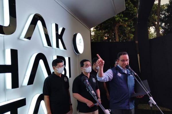 Gubernur DKI Jakarta Anies Baswedan memberikan keterangan setelah peluncuran Galeri dan Logo Jakhabitat di Taman Martha Tiahahu, Blok M, Jakarta Selatan, Selasa (16/8/2022). (ANTARA/Ricky Prayoga)