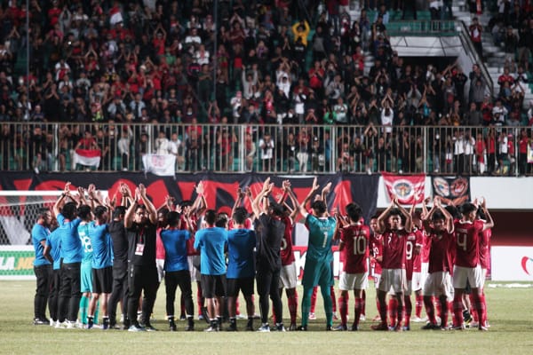 Pemain Timnas Indonesia U-16 melakukan selebrasi seusai mengalahkan Timnas Myanmar U-16 saat laga semi final AFF U-16 2022 di Stadion Maguwoharjo, Depok, Sleman, D.I Yogyakarta, Rabu (10/8/2022). Dalam pertandingan itu Indonesia mengalahkan Timnas Myanmar melalui adu penalti dengan skor 5:4 (ANTARA FOTO/Andreas Fitri Atmoko/foc)