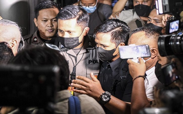 Ajudan Kepala Divisi Propam Polri nonaktif Irjen Pol. Ferdy Sambo, Bharada E (kedua kanan) berjalan meninggalkan ruangan usai dimintai keterangan di Kantor Komnas HAM, Jakarta, Selasa (26/7/2022). (ANTARA FOTO/M Risyal Hidayat)