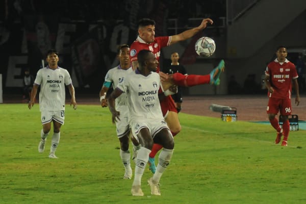 Pesepak bola Persis Solo Fernando Rodriguez (belakang) berusaha merebut bola dari pemain Persita Tangerang Yohanes Kandaimu pada pertandingan Liga 1 2022/2023 di Stadion Manahan, Solo, Minggu (14/8/2022). (ANTARA FOTO/Aloysius Jarot Nugroho/hp)