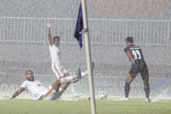 Pesepak bola PSM Makassar Yuran Fernandes (kiri) terjatuh setelah berebut bola dengan pesepak bola Rans Nusantara Septian Bagaskara (kanan) dalam lanjutan Liga 1 di Stadion Pakansari, Kabupaten Bogor, Jawa Barat, Senin (15/8/2022). (ANTARA FOTO/Yulius Satria Wijaya/wsj)