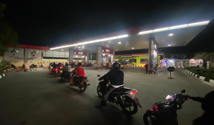 Berburu Pertalite di Solo hingga Malam Hari