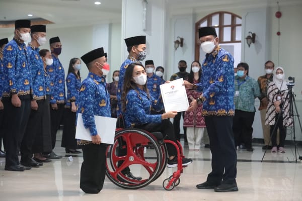 Menpora Zainudin Amali mengambil sumpah pegawai negeri sipil (PNS) sebanyak 193 atlet difabel dan non difabel Formasi Olahragawan Berprestasi di Lingkungan Kemenpora. (Putra/kemenpora.go.id)
