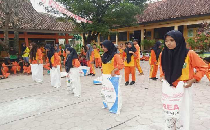 Para siswa berkompetisi dalam lomba lari karung saat peringatan HUT ke-77 Kemerdekaan RI di halaman SMPN 2 Sambirejo, Sragen, Sabtu (13/8/2022). (Istimewa/SMPN 2 Sambirejo)