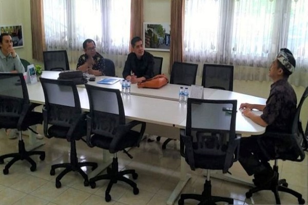 Ketua Tim Peneliti UIN Sunan Kalijaga Yogyakarta, Dr Ali Sodiqin, MAg, bersama tim saat berkunjung ke Kantor Berita Antara Biro Bali, di kawasan Lapangan Lumintang, Denpasar, Kamis (11/8/2022). (ANTARA)