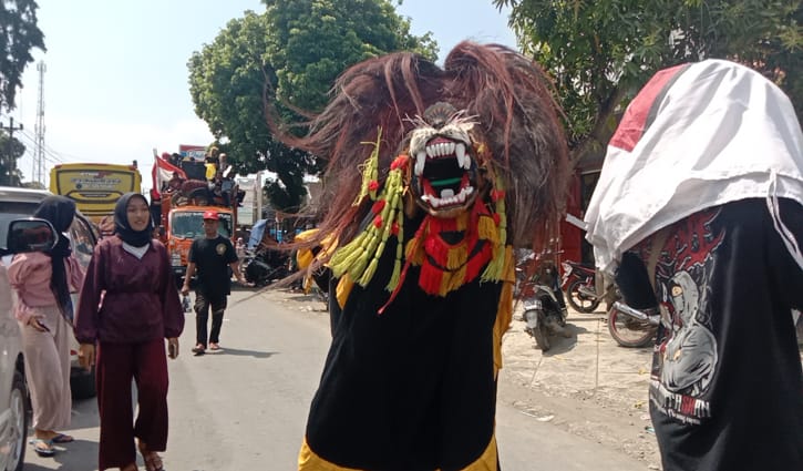 Warga Juwangi mengikuti kirab seni Barongan seusai mengikuti upacara, Rabu (17/8/2022). (Solopos.com/Nova Malinda)