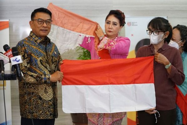 Kepala Staf Kepresidenan Moeldoko bersama Ketua Sedulur Bunda Milenial Sisca Rumondor menyerahkan bendera baru kepada masyarakat, yang merupakan hasil penukaran bendera rusak dan lusuh, di Gedung Bina Graha Jakarta, Senin (8/8/2022). (ANTARA/HO-KSP)