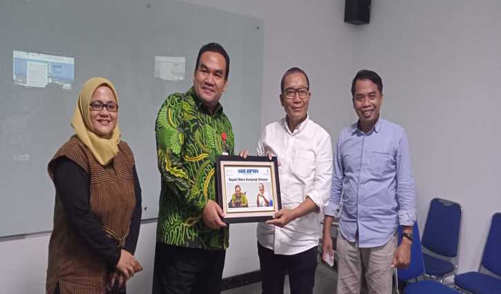 Bupati Blora, Arief Rohman (kedua dari kiri) berfoto bersama Presiden Direktur Solopos Media Group (SMG), Arif Budisusilo (kedua dari kanan); Direktur Konten dan Bisnis SMG, Suwarmin (kanan) dan Pemimpin Redaksi SMG, Rini Yustiningsih (kiri), di Griya Solopos, Kamis (11/8/2022). (Solopos.com/Bayu Jatmiko Adi)