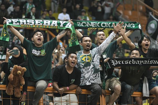Sejumlah suporter Persebaya Surabaya, Bonek, memberikan dukungan kepada tim mereka dalam lanjutan Liga 1 2022/2023 melawan Bhayangkara FC di Stadion Wibawa Mukti, Kabupaten Bekasi, Jawa Barat, Minggu (7/8/2022). Persebaya kalah dengan skor 0-1. (Antara/ Fakhri Hermansyah)