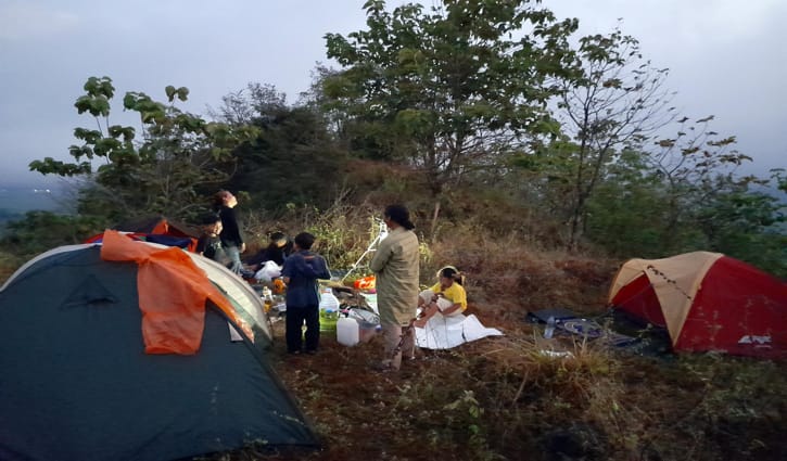 Para pecinta alam menggelar camping bersama di atas Bukit Tuk Kungkung sejak Selasa (16/8/2022) malam hingga Rabu (17/8/2022) pagi di wilayah Dukuh Sunggingan RT 011, Desa Jambeyan, Sambirejo, Sragen. (Solopos.com/Tri Rahayu)