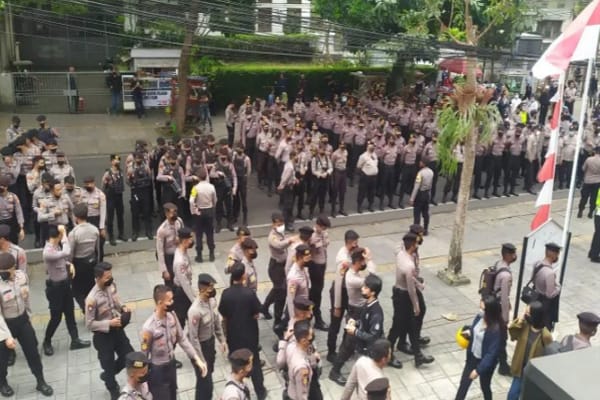Ratusan polisi disiapkan guna mengantisipasi aksi bobotoh Persib di depan Gedung Graha Persib, Kota Bandung, Jawa Barat, Rabu (10/8/2022). (ANTARA/Bagus Ahmad Rizaldi/aa)