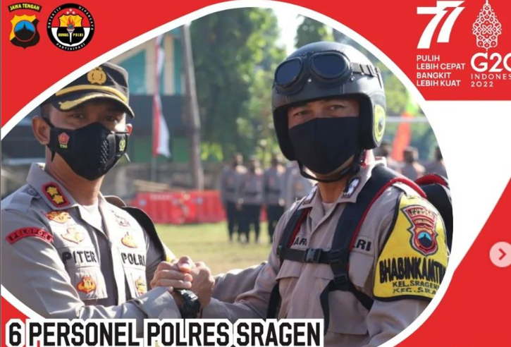 Bhabinkamtibmas Polsek Sragen Kota, Aiptu Eko Hari Purwanto, mendapat penghargaan dari Kapolres Sragen, AKBP Piter Yanottama, Senin (8/8/2022). (Instagra,/@polressragen)