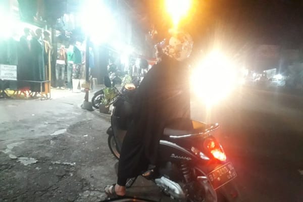 Gempa terasa cukup kuat di Kabupaten Pasaman Barat, Senin (15/8/2022) malam, membuat warga berhamburan keluar rumah. (Antara)