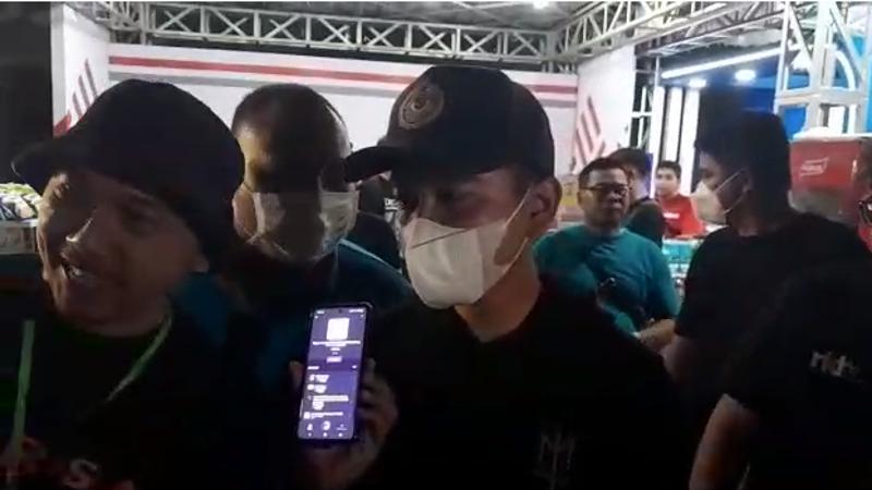 Wali Kota Solo Gibran Rakabuming Raka tiba di lokasi konser Dream Theater di area parkir Stadion Manahan Solo, Rabu (10/8/2022). (Solopos/Kurniawan)