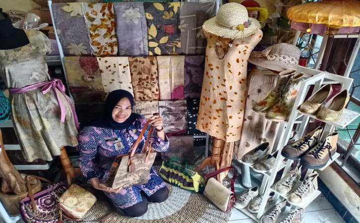 Founder produk Keriyes, Widya Wijaya Ismoe, saat mengikuti sesi benchmarking Rumah BUMN di Jogja yang diselenggarakan oleh PTSG. Produk Rengginang Keriyes terpilih untuk mengikuti Tong Tong Fair di Den Haag Belanda September 2022 nanti. (Istimewa)