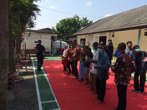 Penghuni Griya PMI Peduli Solo menari di acara penutup fashion show bersama dengan para pendampingnya, Senin (15/8/2022). (Solopos/Gigih Windar Pratama)