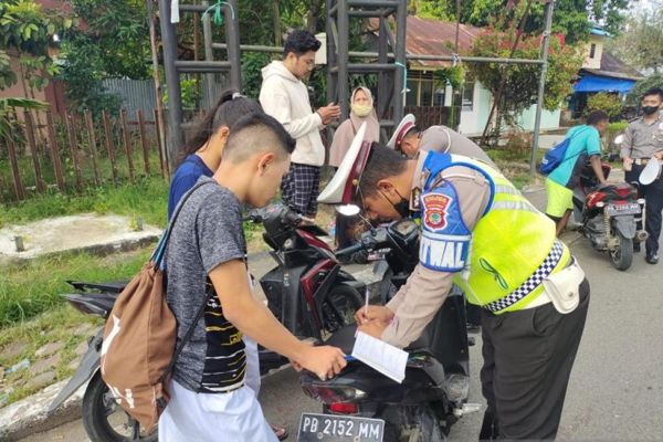 Operasi Satlantas Polres Manokwari, belum lama ini. Kebanyakan pelanggaran lalu lintas di Papua Barat adalah tidak memakai helm. (ANTARA/Tri Adi Santoso)