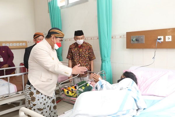 Wakil Gubernur Jateng, Taj Yasin Maimoen, saat menjenguk ibu penderita HIV/AIDS yang baru saja melahirkan di RSUD Tugurejo, Kota Semarang, Senin (15/8/2022). (Solopos.com-Humas Pemprov Jateng)