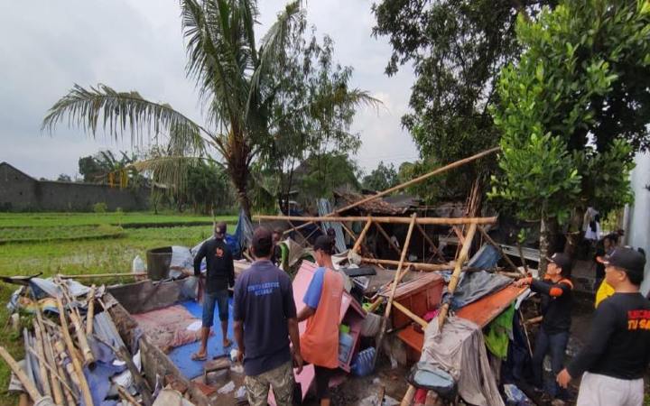 Tim TRC BPBD Sleman bersama sukarelawan membersihkan reruntuhan bangunan dan memberikan bantuan kepada warga korban bencana angin kencang di Pedukuhan Sumber Lor RT 6/29 Kalurahan Jogotirto, Kapanewon Berbah, Sleman, Minggu (14/8/2022) - Ist