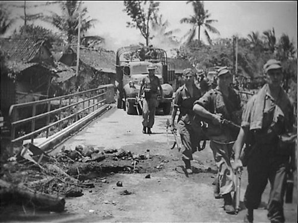 Salah satu hasil peledakan yang tidak berhasil pada salah satu jembatan di sebelah barat Kota Solo pada 21 Desember 1948. (Sumber: Gahetna.nl)