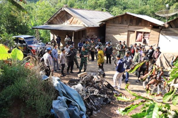 Forum Komunikasi Pimpinan Daerah (Forkopimda) Jember turun ke lokasi pembakaran di Desa Mulyorejo, Kecamatan Silo, Kabupaten Jember, Kamis (4/8/2022). (ANTARA/HO-Polres Jember)