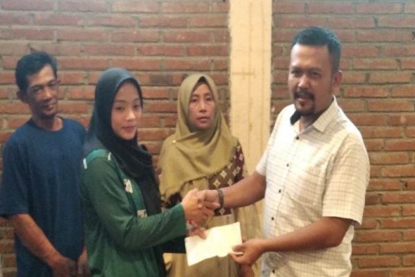 Juara dunia pencak silat asal Kudus, Safira Dwi Meilani, menerima apresiasi dari Ketua DPC Partai Gerindra Kabupaten Kudus, Sulistyo Utomo, di Kudus, Selasa (9/8/2022). (Solopos.com-Antara/Akhmad Nazaruddin Lathif)