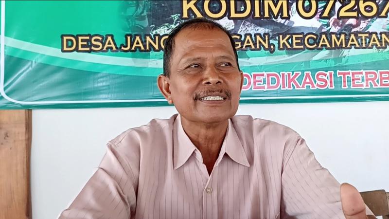 Tokoh masyarakat Desa Jangglengan, Sukadi, di Balai Desa Jangglengan, Nguter, Sukoharjo, Rabu (2/8/2022). (Solopos/Magdalena Naviriana Putri)