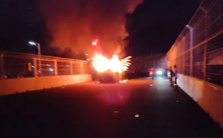 Mobil hias terbakar di akhir gelaran Jakarnaval di Jakarta International E-Prix Circuit, Ancol, Jakarta, Minggu (14/8/2022). (ANTARA/Ricky Prayoga)