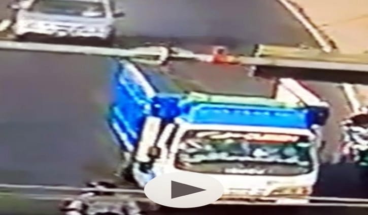 Sebuah truk yang diduga sebagai pelaku tabrak lari terekam kamera CCTV milik Dishub yang dipasang di simpang tiga Pungkruk, Sidoharjo, Sragen, Jumat (12/8/2022) sore. (Istimewa)