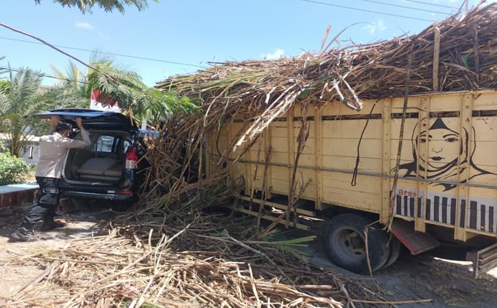 Mobil tabrakan adu banteng dengan truk pengangkut tebu di Jalan Raya Madiun-Surabaya tepatnya di Desa Tiron, Kecamatan Madiun, Kabupaten Madiun, Senin (8/8/2022) siang. (Istimewa/Polres Madiun)
