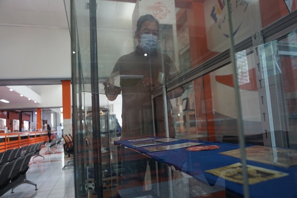 Melihat Koleksi Prangko Kantor Pos Besar Semarang