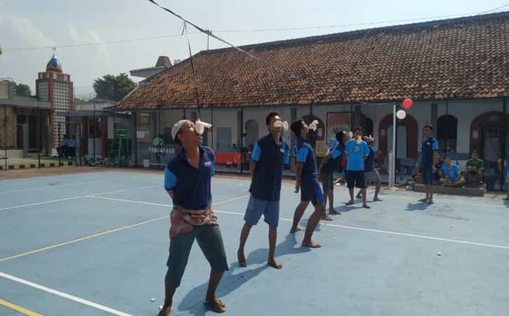 Warga binaan pemasyarakatan (WBP) LP Kelas II B Klaten saat mengikuti lomba makan kerupuk di LP setempat, Jumat (5/8/2022). Selain lomba makan kerupuk, terdapat juga aneka lomba lainnya yang diikuti WBP dengan antusias. (Istimewa/LP KElas II B Klaten)