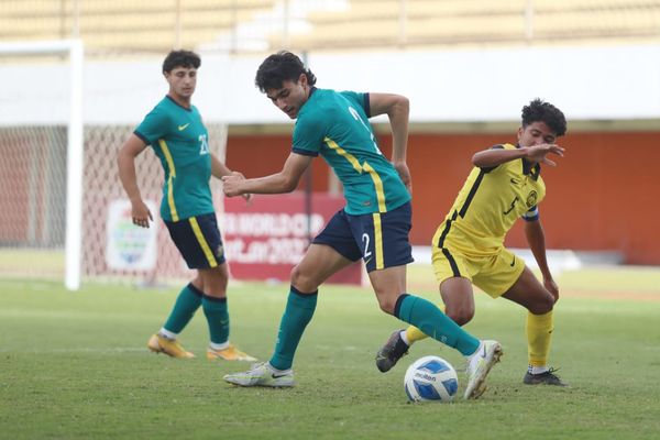 Pemain belakang yang juga kapten Timnas U-16 Malaysia, Muhammad Danish Bin Darus, berebut bola dengan pemain belakang Timnas U-16 Australia, Peter Antoniou, pada laga pamungkas Grup C di Stadion Maguwoharjo, Sleman, DIY, Senin (8/8/2022). Laga tersebut berakhir imbang dengan skor 2-2. (Twitter/AFFPresse)