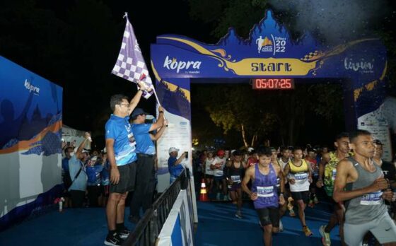 Para peserta mengikuti tourism tahunan Bank Mandiri bertajuk Mandiri Jogja Marathon (MJM) 2022 di kawasan Candi Prambanan, Minggu (14/8/2022). (Istimewa)