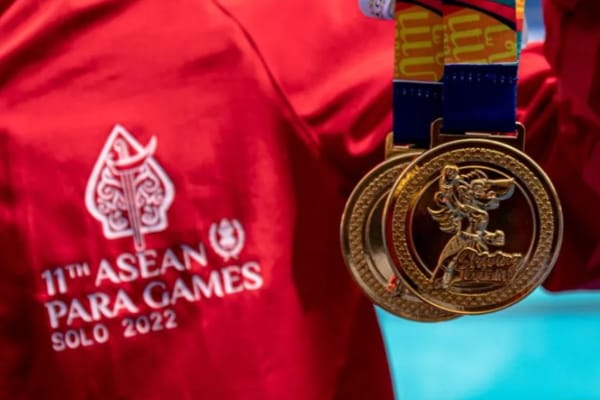 Seorang atlet renang Indonesia menunjukkan medali emas seusai pertandingan para-renang APG XI Solo 2022 di Stadion Jatidiri Semarang, Rabu (3/8/2022). (ANTARA FOTO/Aji Styawan/tom. (ANTARA FOTO/AJI STYAWAN)